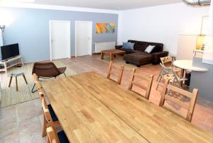sala de estar con mesa y sofá en Apartment in Wittenberge en Wittenberge