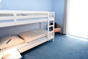 1 dormitorio con 2 literas y escritorio en Apartment in Wittenberge en Wittenberge