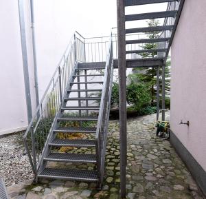 una scala in metallo che conduce a un edificio di Apartment in Wittenberge a Wittenberge