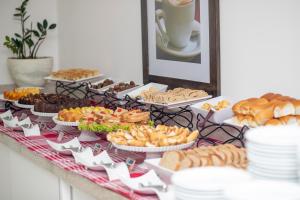 ein Buffet mit verschiedenen Speisen auf dem Tisch in der Unterkunft Hotel dos Açores in Balneário Camboriú