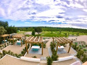 una vista aérea de un parque con mesas y sillas en Tavira-Quinta da Janela Azul en Tavira