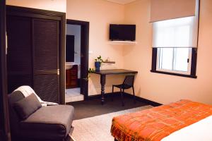 The Sherwood Hotel客房内的一张或多张床位