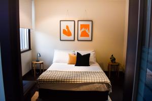 The Sherwood Hotel客房内的一张或多张床位