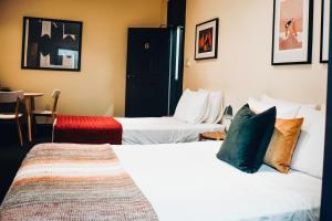 The Sherwood Hotel客房内的一张或多张床位