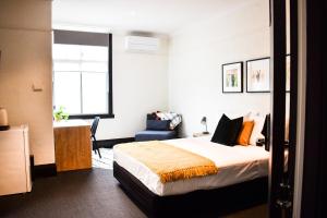The Sherwood Hotel客房内的一张或多张床位
