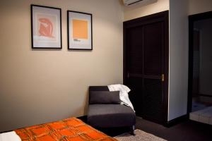 The Sherwood Hotel客房内的一张或多张床位