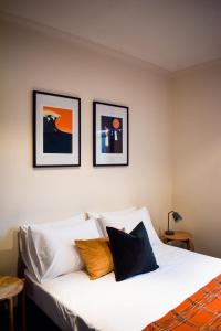 The Sherwood Hotel客房内的一张或多张床位