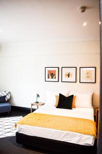 The Sherwood Hotel客房内的一张或多张床位