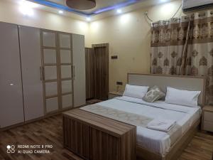 1 dormitorio con 1 cama grande en una habitación en The Candy Suites, en Ranchi