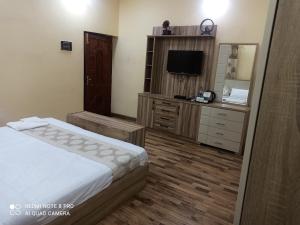 Postel nebo postele na pokoji v ubytování The Candy Suites