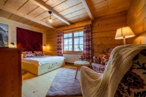 Un pat sau paturi într-o cameră la Willa Pod Niebem