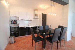 Kuchnia lub aneks kuchenny w obiekcie 4 Star apartments with sea view in Zambratija