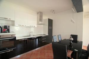 Kuchnia lub aneks kuchenny w obiekcie 4 Star apartments with sea view in Zambratija