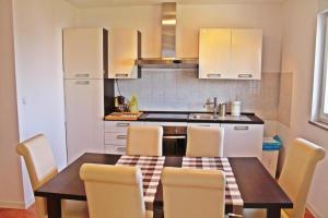 Kuchnia lub aneks kuchenny w obiekcie 4 Star apartments with sea view in Zambratija