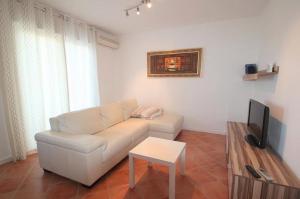 Telewizja i/lub zestaw kina domowego w obiekcie 4 Star apartments with sea view in Zambratija