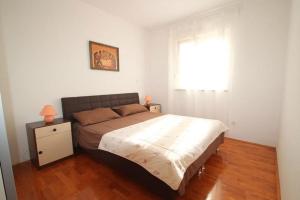sypialnia z dużym łóżkiem i oknem w obiekcie 4 Star apartments with sea view in Zambratija w mieście Zambratija