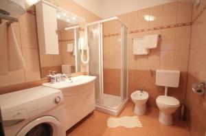 łazienka z prysznicem, toaletą i umywalką w obiekcie 4 Star apartments with sea view in Zambratija w mieście Zambratija +25 zdjęć