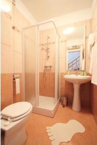 łazienka z prysznicem, toaletą i umywalką w obiekcie 4 Star apartments with sea view in Zambratija w mieście Zambratija