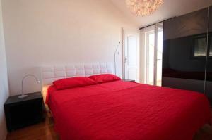 Łóżko lub łóżka w pokoju w obiekcie 4 Star apartments with sea view in Zambratija