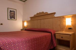 Tempat tidur dalam kamar di Hotel Alpi - Asiago