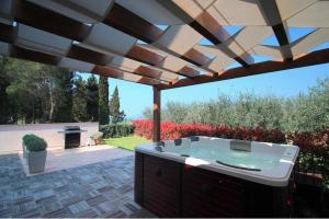 Billede fra billedgalleriet på 4 Star app Adriana with sea view and jacuzzi i Zambratija