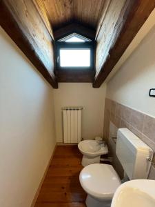 baño con 2 aseos y tragaluz en conGusto Apartments, en Cherasco
