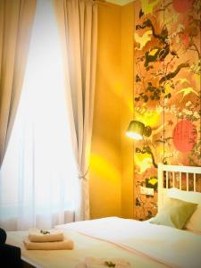 オラデアにあるFilip Apartment Oradeaのベッドルーム1室(カーテン付きのベッド1台、窓付)