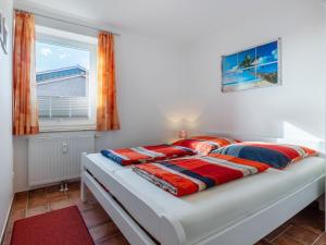 ボルテンハーゲンにあるAttractive Apartment in Boltenhagen near the Seaの窓付きの部屋のベッド1台