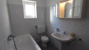 Ένα μπάνιο στο Apartments Vrbovčan +29 φωτογραφίες