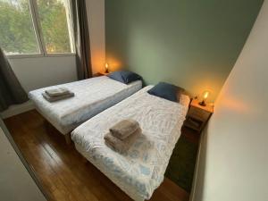 Säng eller sängar i ett rum på Cosy 2 bedroom - F3 - Apartment - 5 min Metro 5