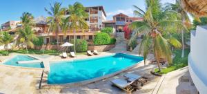 an aerial view of a house with a swimming pool at Hotel & Pousada Tatajuba in Canoa Quebrada