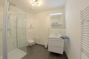 ein Badezimmer mit einem Waschbecken und einem WC in der Unterkunft KW4b Haus Cati in Dorum Neufeld