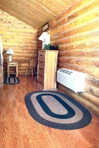 Habitación con cabaña de madera con alfombra en el suelo en Country Cabins Inn, en Lyman 36 fotos más