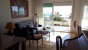 una sala de estar con un sofá y una mesa en Casa Ana -Cubelles, en Cubelles