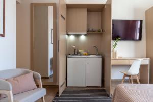 Gallery Suites & Residences Piraeus的厨房或小厨房