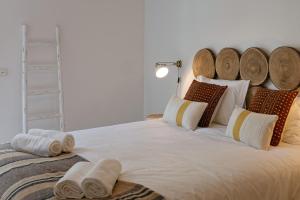 Un pat sau paturi într-o cameră la Casa de Férias - Troia Terrace Lake & Pool - Soltroia Comporta Aluguer