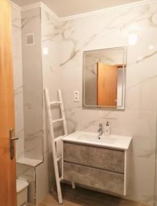 bagno con lavandino, specchio e scala di Casa de Férias - Troia Terrace Lake & Pool - Soltroia Comporta Aluguer a Tróia Altre 58 foto