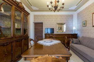 A television and/or entertainment centre at Alghermanzoni