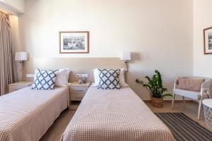 Gallery Suites & Residences Piraeus客房内的一张或多张床位