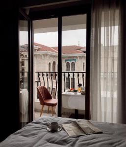 A bed or beds in a room at Grand Sirkeci Hotel