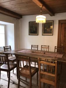 un comedor con una gran mesa de madera y sillas en Haus Buol Bergün, en Bergün