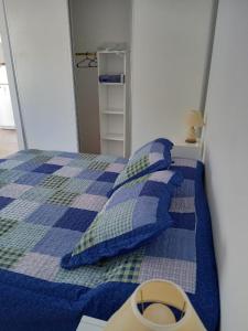Giường trong phòng chung tại Departamento a cuadras del hospital Italiano