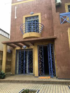 ein Gebäude mit einem Fenster und einem Balkon in der Unterkunft Villa Ory in Agadir