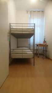 Łóżko piętrowe w pokoju z drewnianą podłogą w obiekcie ABAI Apartments 1150 only WWW-On-line-Check-in & SelfService w Wiedniu