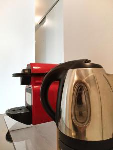 a toaster is sitting next to a toaster oven at Relais Officina del Tempo in Paese