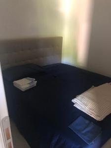 Dormitorio con cama azul y arco iris en BILOCALE FORTE DEI MARMI, en Forte dei Marmi