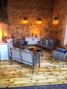 a living room with benches and a brick wall at Chez fabrice in Dun-sur-Auron