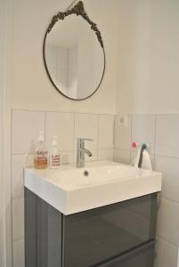 a bathroom with a sink and a mirror at De Heerlykheid in Nuenen +16 photos