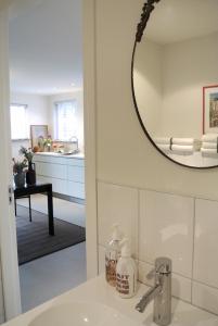 uma casa de banho com um lavatório e um espelho em De Heerlykheid em Nuenen