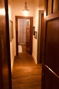 un corridoio di una casa con pavimenti in legno e una porta di La mosane a Profondeville
